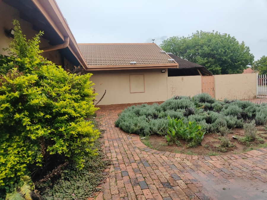 To Let 4 Bedroom Property for Rent in Vaalpark Free State